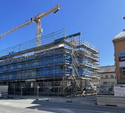 Bygget vid Söderport. Lyftkran och byggställningar.