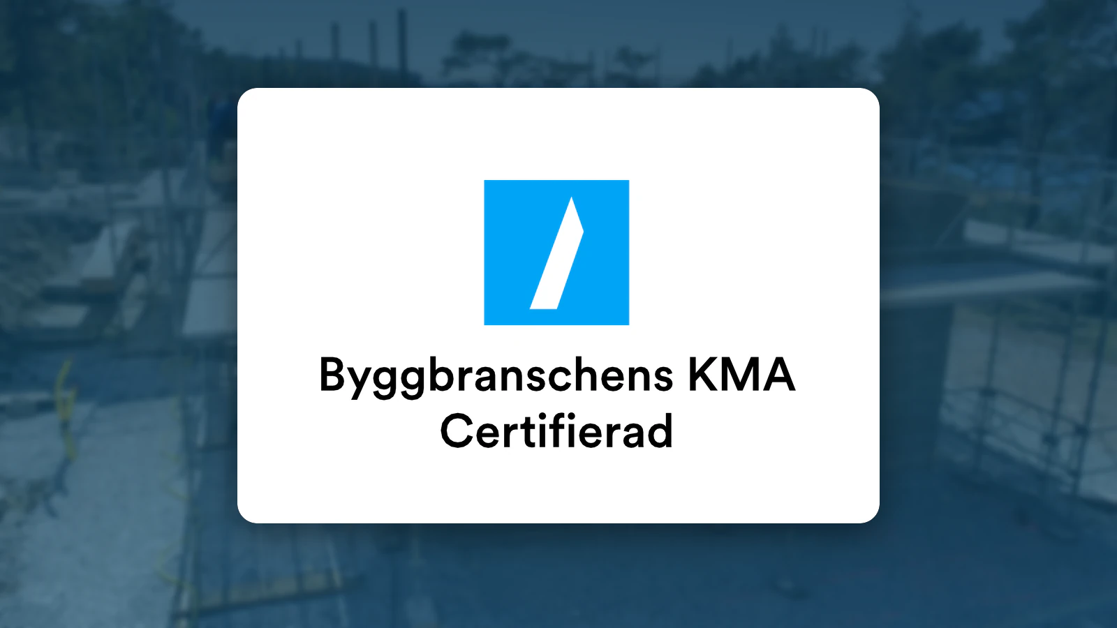 Byggbranschens KMA – Certifierad, framför en byggarbetsplats med ställning