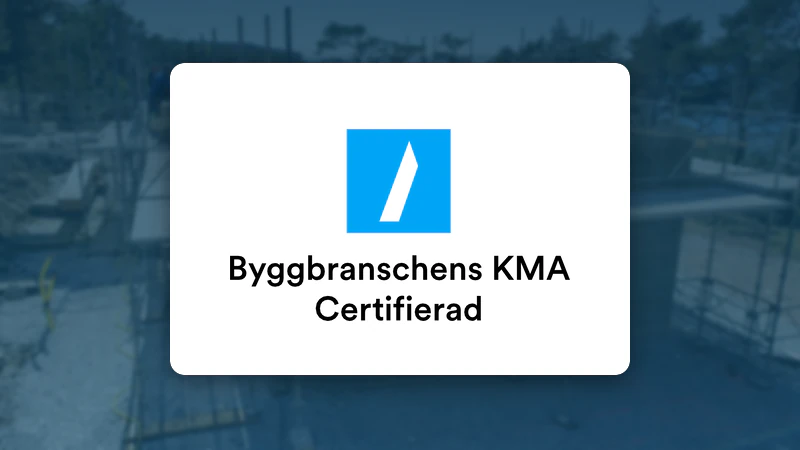 Byggbranschens KMA – Certifierad, framför en byggarbetsplats med ställning